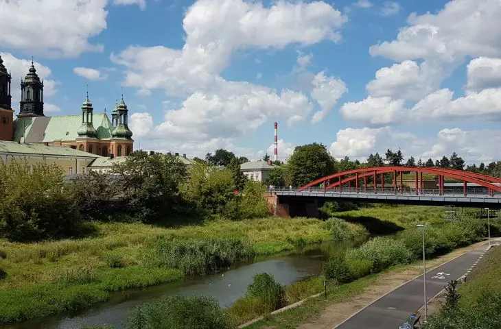 Bishop Jordan Bridge (on the left, Ostrów Tumski with the cathedral)