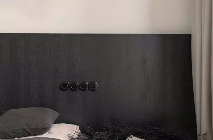 Czarny panel ścienny w sypialni nadaje pomieszczeniu charakteru