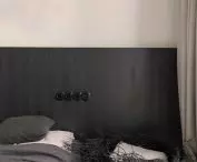 Czarny panel ścienny w sypialni nadaje pomieszczeniu charakteru