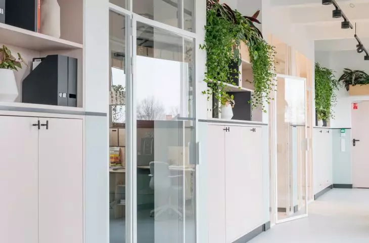 Widok na zamykane części coworkingu