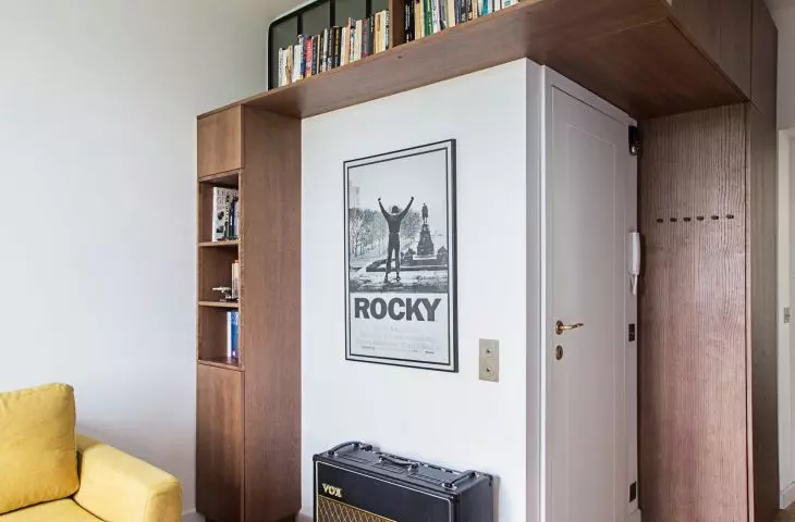 Łazienka została obudowana specjalną szafką