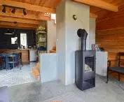 Domki ogrzewane są kozą