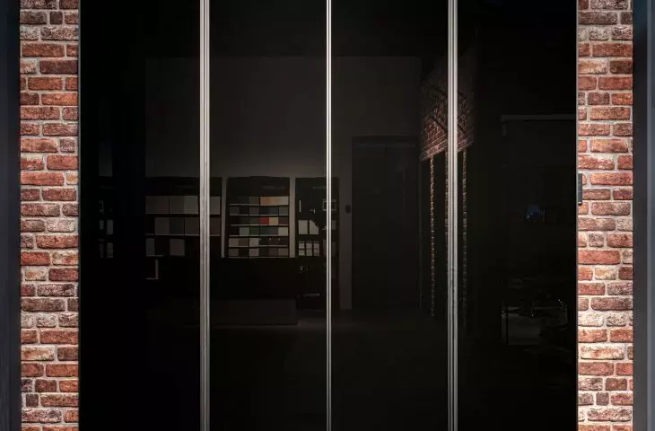 Drzwi z ciemnego szkła