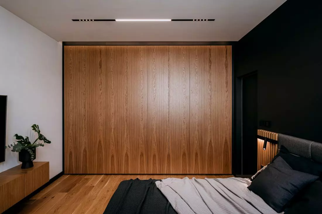 Zabudowana szafa garderobiana z drewna. Lys Studio