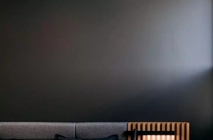 W sypiali na ścianie zostały miejscami położone drewniane panele
