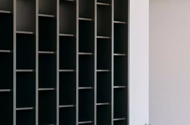  Drewniana szafka w salonie
