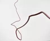 „Pręt żebrowany 20”, 2017, malowana stal, wystawa Structural Exercises, Hauser & Wirth, Londyn, 2017