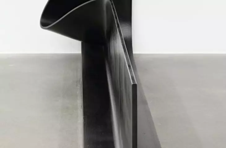 „T”, 2017, malowana stal, wystawa „Structural Exercises”, Hauser & Wirth, Londyn, 2017