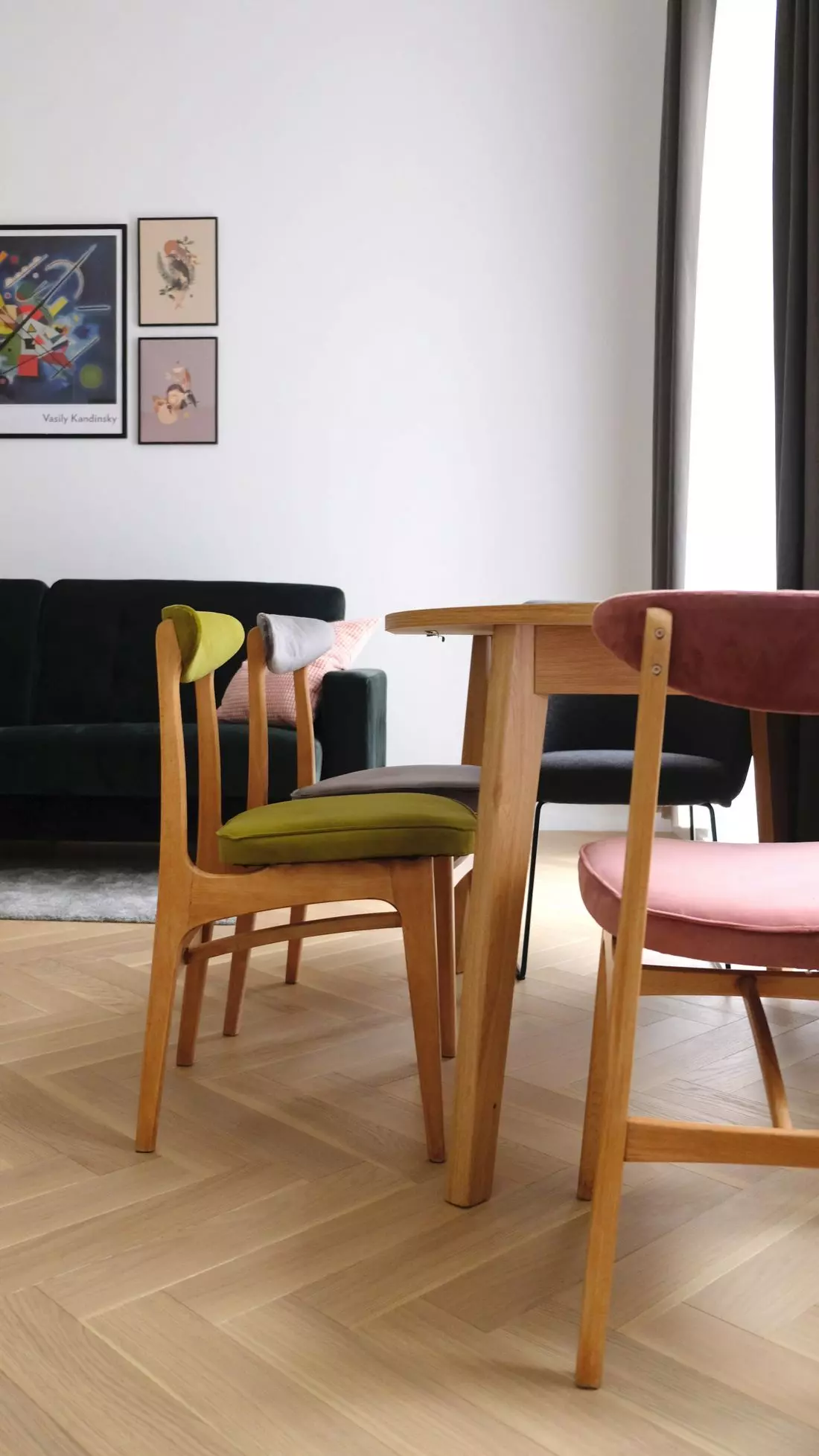 Kolorowe krzesła w mieszkaniu. ikra Studio