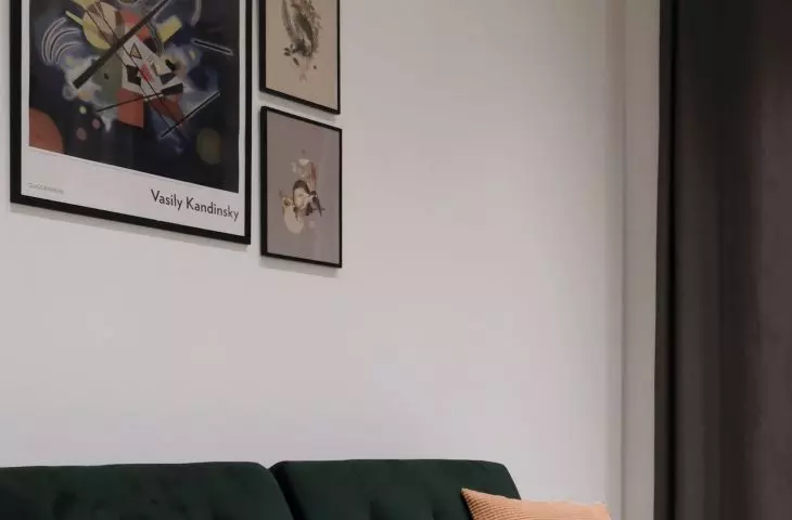 Nad sofą znajdziemy grafiki Aleksandry Morawiak 