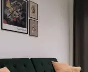 Nad sofą znajdziemy grafiki Aleksandry Morawiak 