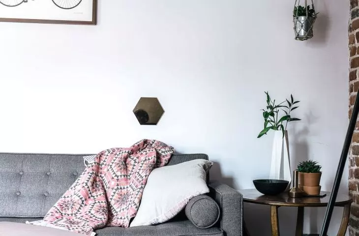 Przedwojenny stolik kawowy w kącie