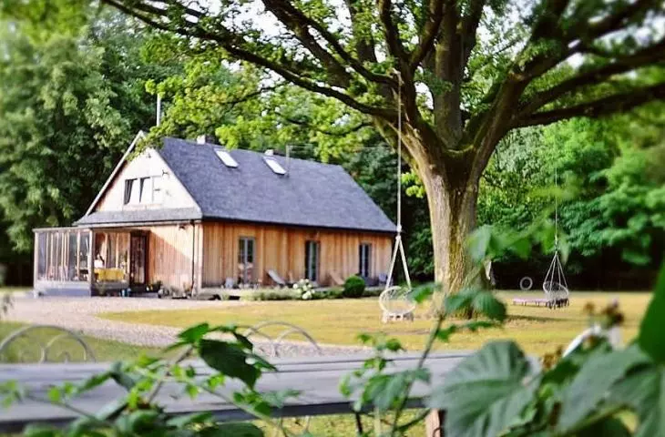 Leśniczówka pod wiekowym dębem