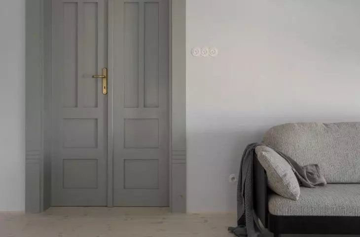 The door was covered with a color kept in the color tone of the whole interior