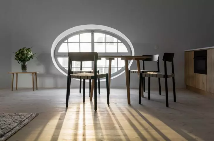 Play of sunlight in the apartment