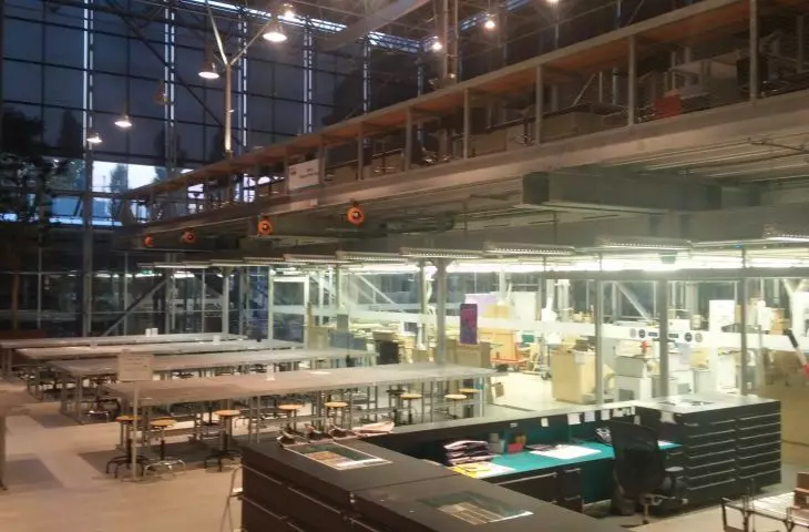 Hala modelarska na TU Delft — stoły do pracy