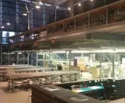 Hala modelarska na TU Delft — stoły do pracy