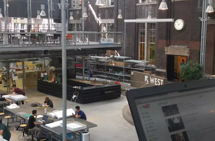 TU Delft — studio do pracy indywidualnej, widok na hall modelarski