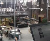 TU Delft — studio do pracy indywidualnej, widok na hall modelarski