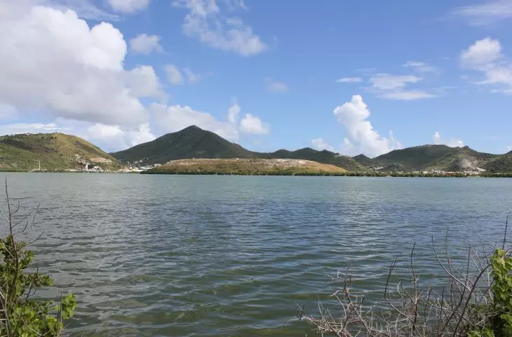 Sint Maarten — wysypisko śmieci na jeziorze