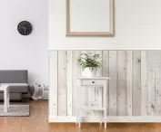 Częściowe panele drewniane w salonie