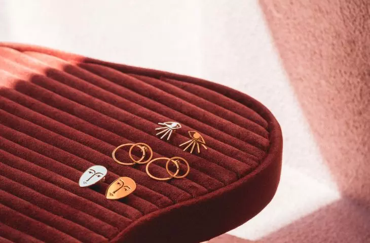 Jewelry display in the color that dominates the interior of the boutique