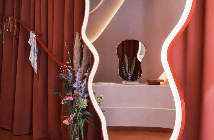Mirror with round shapes 