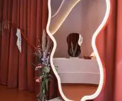 Mirror with round shapes 