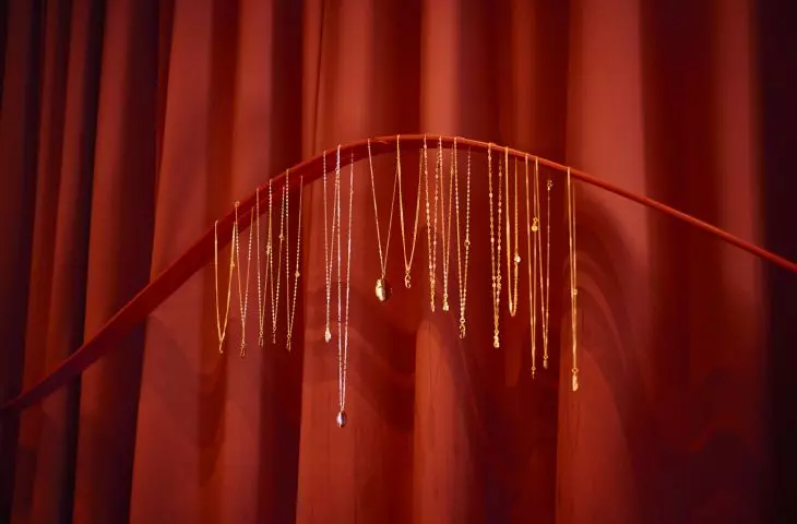 Exposure of necklaces on a special 