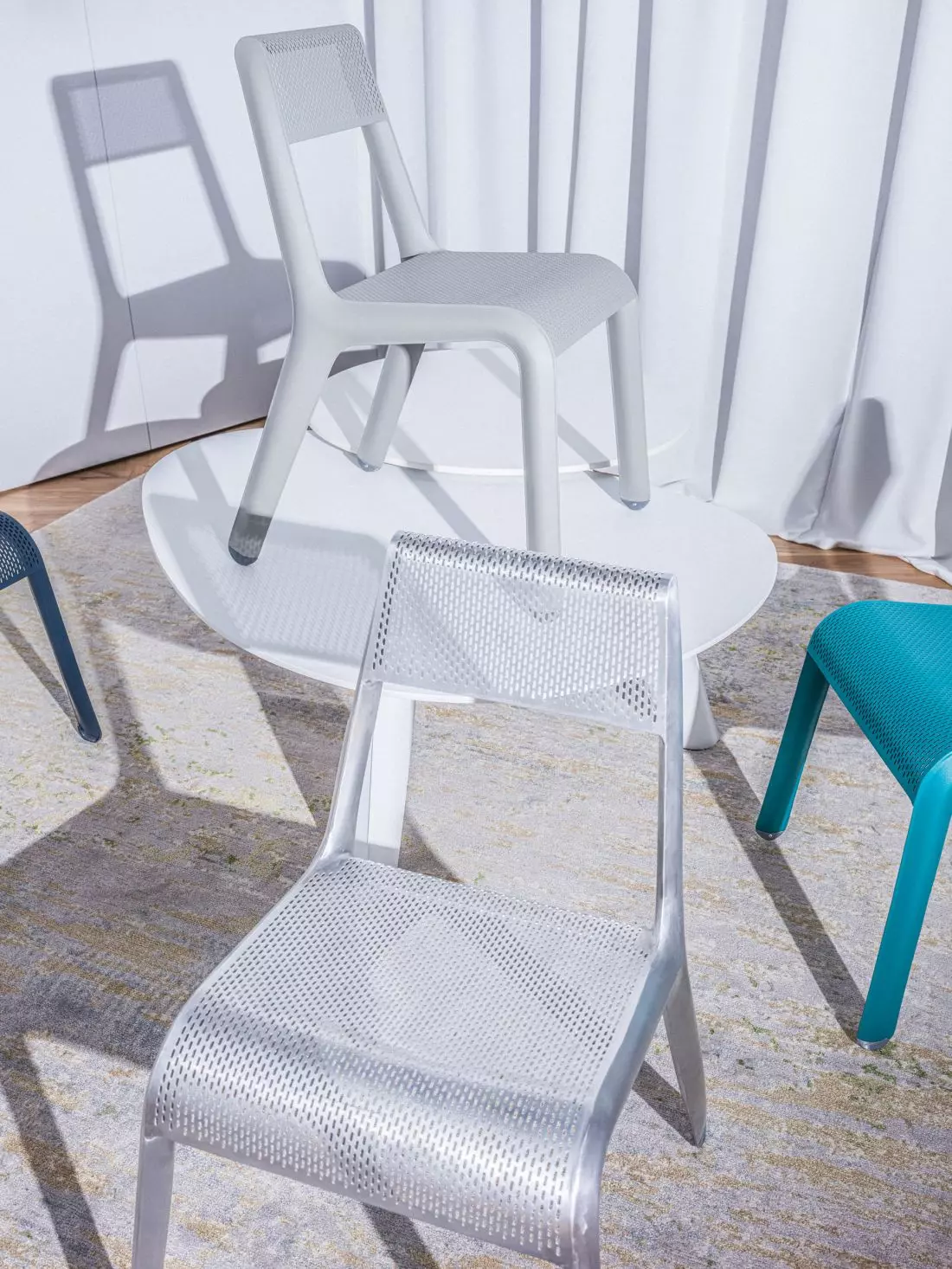 Krzesła z aluminium od Oskara Zięty. Trendy wnętrzarskie 2020