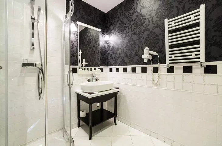 Astoria Lyon Muraspec wallpaper in the bathroom of the Herman Hotel, Plock, Poland