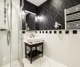 Tapeta Astoria Lyon Muraspec w łazience hotelu Herman, Płock