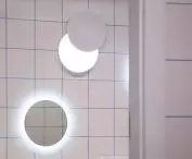 Lustra w łazience z efektem świetlistej aureoli