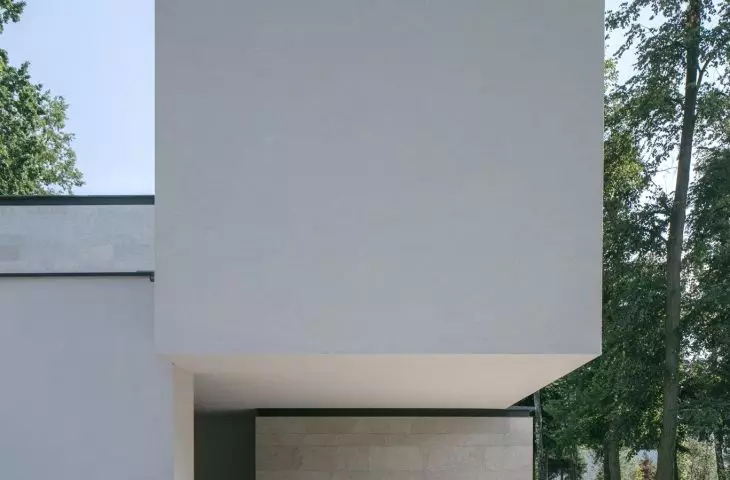 RE: LONG HOUSE, front like a sculpture