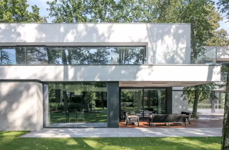 RE: LONG HOUSE, długa, wąska bryła