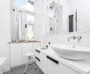 Black and white bathroom 
