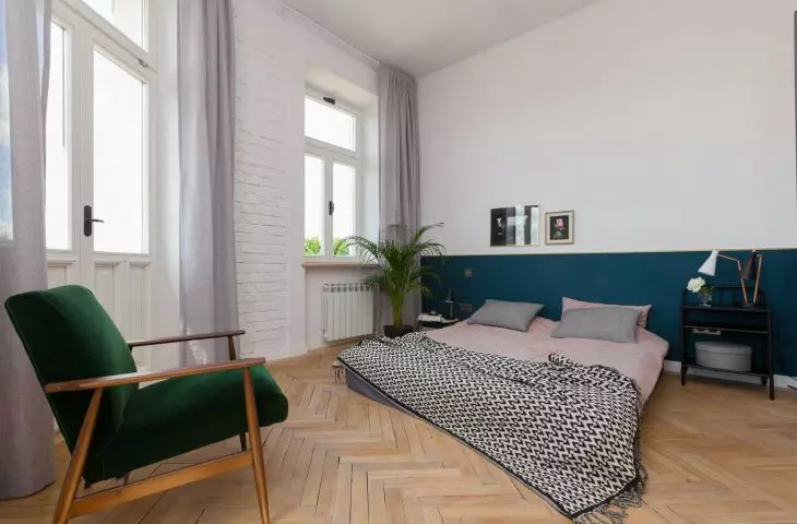 Sypialnia z wyjściem na balkon
