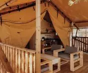 Taras przed każdym z namiotów