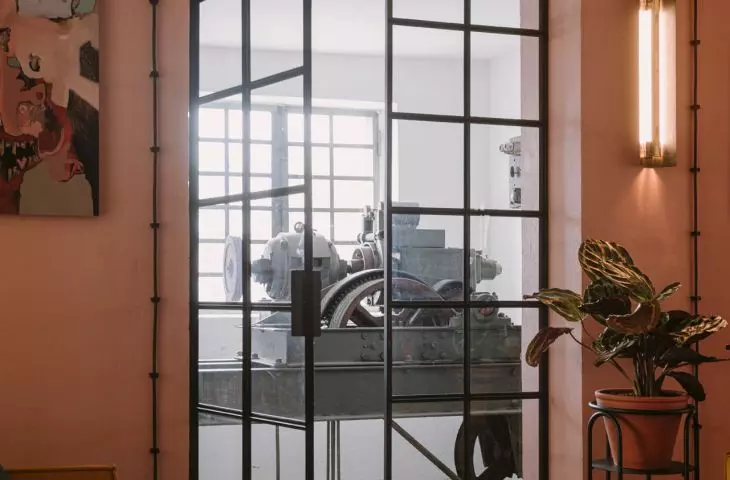 Large glazing in steel frames