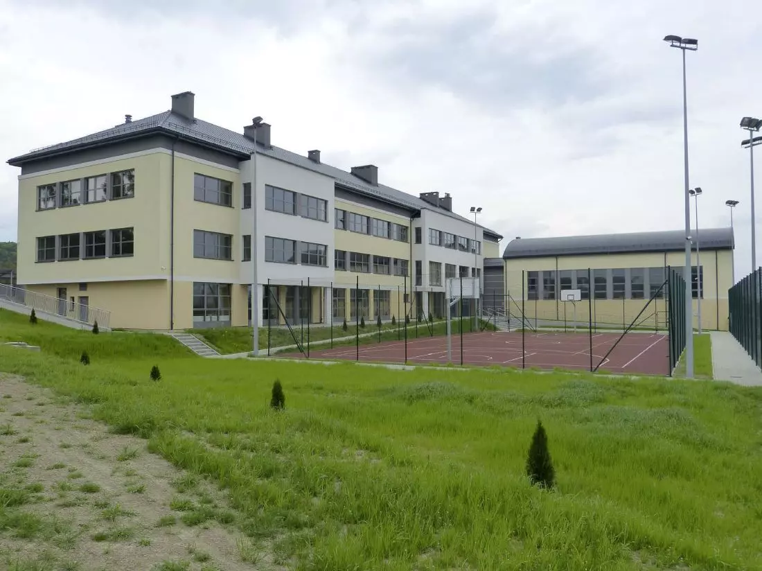Kompleks szkolny w Morawicy