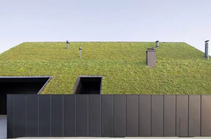 M08-Home behind a roof in Krakow