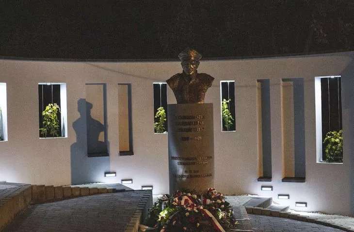 PP03-Otoczenie pomnika ks. Hm Mariana Luzara w Trzebini