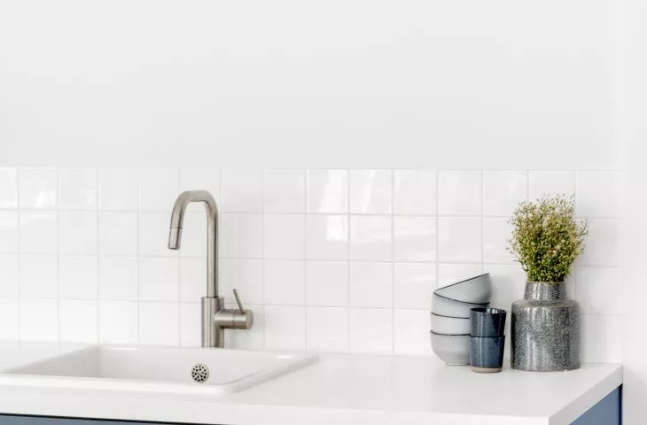 Apartment in Old Ochota, strong color in the kitchen