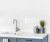 Apartment in Old Ochota, strong color in the kitchen