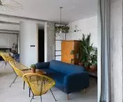 Przestrzeń salonu, surowe ściany