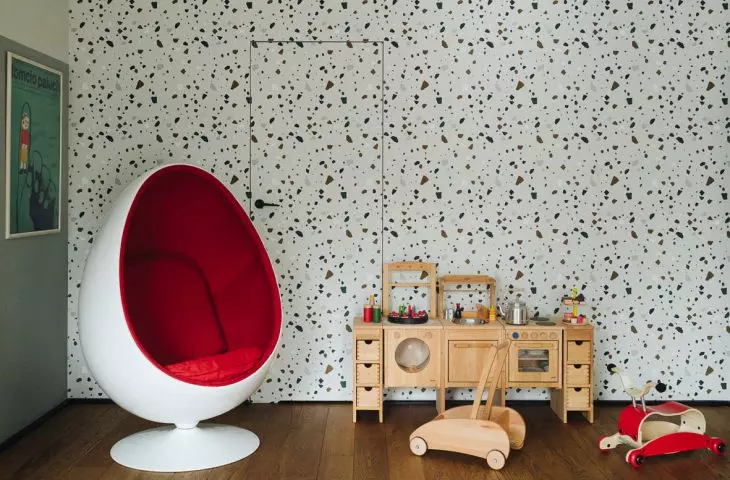 owalny fotel w pokoju dziecięcym nawiązuje stylistyką do siedziska Ball Chair projektu Eero Aarnio