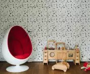 owalny fotel w pokoju dziecięcym nawiązuje stylistyką do siedziska Ball Chair projektu Eero Aarnio