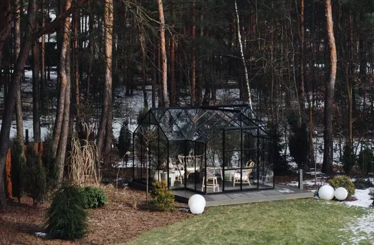przeszklony taras przy lesie jest przedłużeniem domu