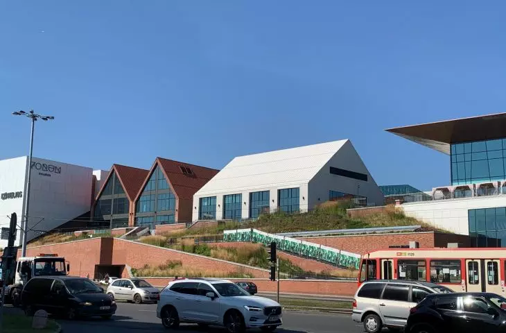 Forum Gdansk is a variety of styles, it is difficult to find references to the surrounding architecture