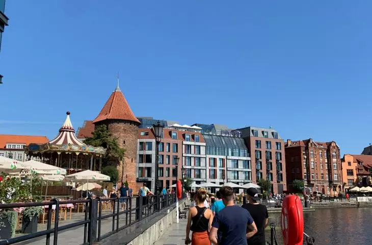 Hotel Hilton — budynek, choć nowoczesny, nie razi swoją formą